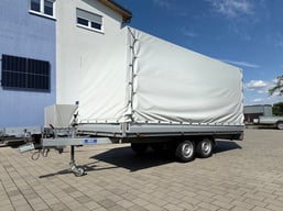 alt="Anhänger mit Plane, Typ 4, zulässiges Gesamtgewicht 3.000kg, geeignet für schwere und großvolumige Ladungen/Transporte"