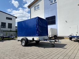 alt="Einachsiger Anhänger mit Plane, Typ 2, zulässiges Gesamtgewicht 1.300kg, stabiler Aufbau für mittelschwere Transporte."