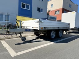 alt="Zweiachsiger offener Hochlader mit hohen Bordwänden ca. 0,30m"