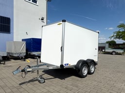 alt="Zweiachsiger Kofferanhänger Typ2, mit einem zulässigen Gesamtgewicht von 2.000kg, bietet viel Stauraum und sicheren Schutz für Transporte an"  