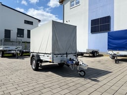 alt="Einachsiger Anhänger mit Plane, Typ 1, zulässiges Gesamtgewicht 850kg, ideal für leichtere Transporte."" 