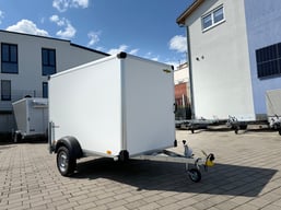 alt="Einachsiger Kofferanhänger Typ 1, mit einem zulässigen Gesamtgewicht von 1.300kg, ideal für den geschützten Transport von Waren"  