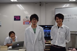 笑顔のシマコウ、土二の先輩でもあるチューターのサトシ先生と。