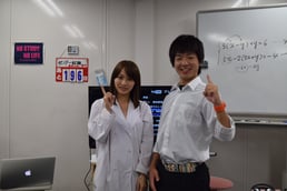 こちらもう一人の土二の1位、マーク！チューターのメイ先生と堂々たる身体反っての1位ポーズ！