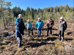 Bgm. Hauser und Gemeinderatsmitglieder (Dietramszell) mit Sabine Tappertzhofen im Ebenbergfilz, Foto: Walter Wintersberger