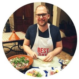 freaky finance, Svenja, Frau reitet auf Besen, Wattstube, Amrum, Ferienwohnung