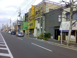 ラーメン店隣に当院