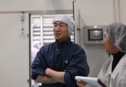 インタビューに答える中須賀杜氏