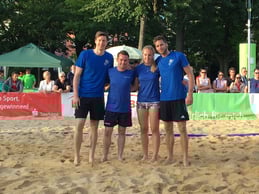 Studenten aus dem Studiengang Sport- und Eventmanagement beim Beachvolleyball