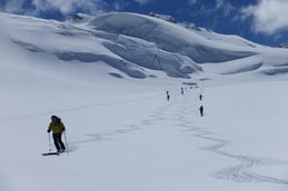 Pulverabfahrt von der Schulter der Dent d'Herens