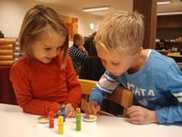 Les roues indiquent quel élastique il faut placer et sur quel pilier. Bien sûr cela devient de plus en plus corsé!