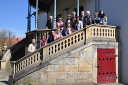 Menschen auf einer Wendeltreppe posierend für ein Foto