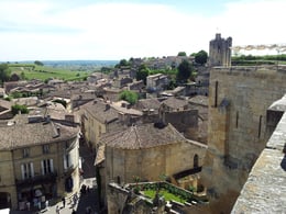 Le village de St Emilion, classé Patrimoine mondial de l'Unesco, veillant sur ses prestigieux crus et la rivière Dordogne