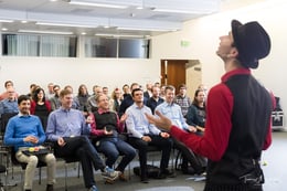 Unterrichtsmaterial für Schulen zum Jonglieren lernen mit Schülerinnen und Schülern.