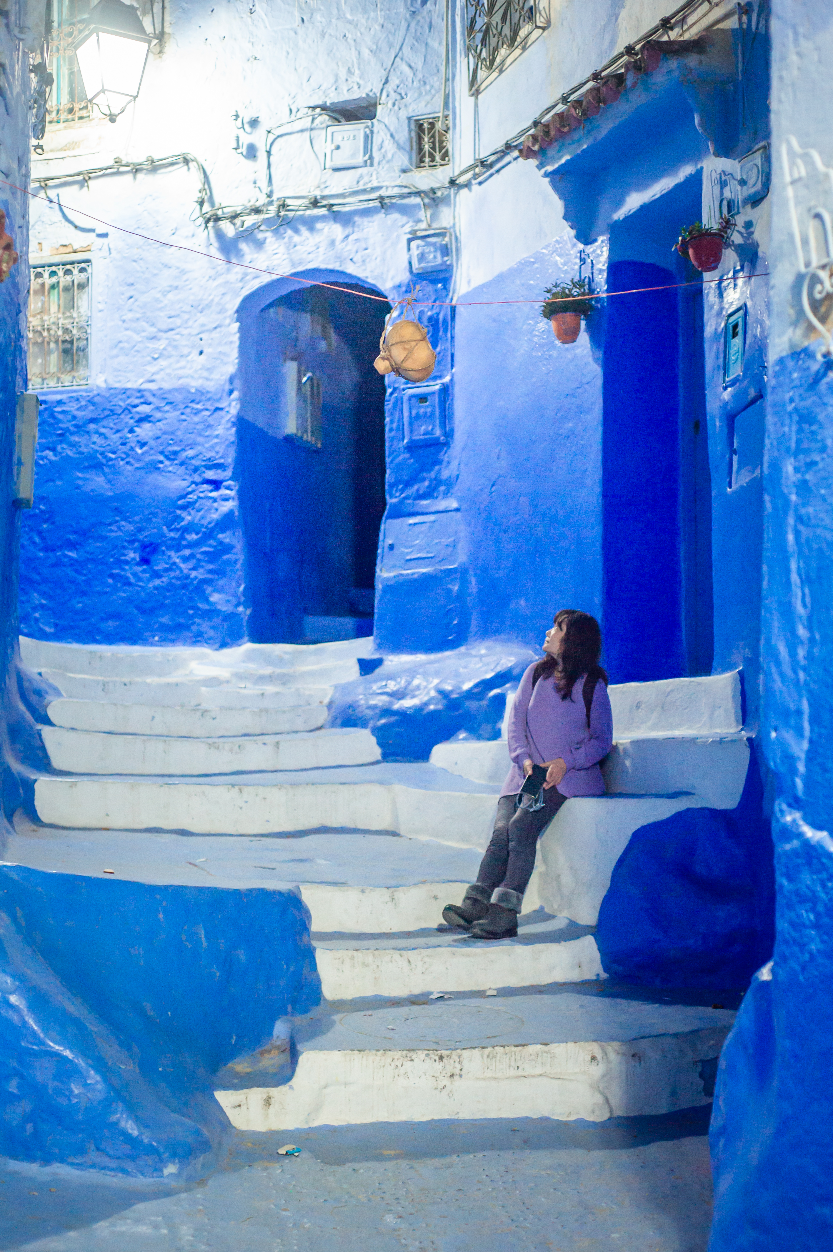 モロッコ・青い街シャウエン / 現地フォトグラファーに素敵な写真を撮ってもらおう♡　（ちなみに、この撮影時間は夜の８時台。夜でも撮影可能な明るい照明がある場所へご案内します）