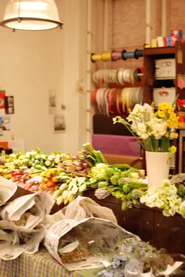 丁寧に水あげ作業される花たち。