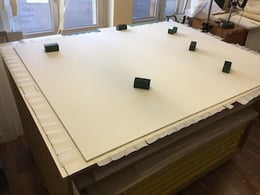 Einrahmen, Bild auf Trägerkarton fixieren. Reversible Fixierungstechnik.