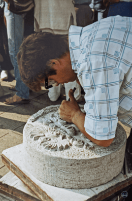 Herr Damerau 1983 bei der Bearbeitung seines Meisterstücks.