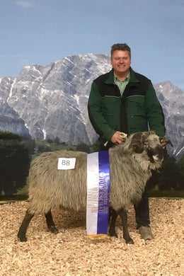 Edgar Wernbacher mit Alpinem Steinschaf Widder Ötzi