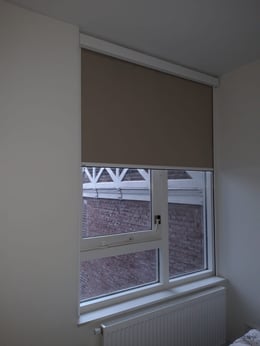 rolgordijn, verduisterend gordijn, rolgordijn met zijgeleiding, rolluik binnen, raamdecoratie verduisterend