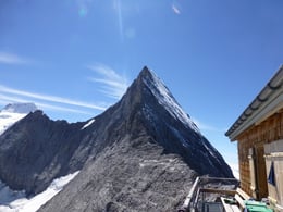 Mittellegihütte mit Blick auf Eiger & Mönch