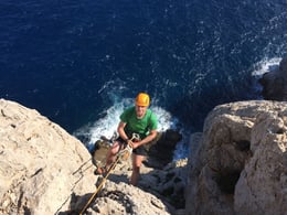 Abseilen für die Kletterrouten am Cap Creu
