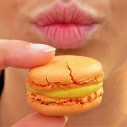 dégustation d'un macaron citron de ma boulangerie café