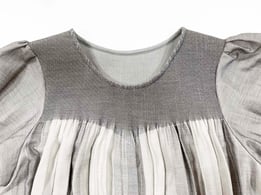 胸部分はギャザー仕上げでゆったり