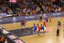 Sport- und Eventmanagement studieren bringt tolle Erlebnisse: Studenten bei Ratiopharm Ulm