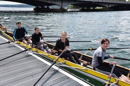 Sportmanagementstudenten beim Rudern mit Olympiasieger Michael Steinbach