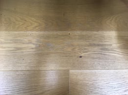 キャスターあと無垢フローリング