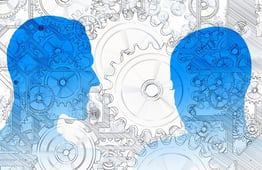 zwei stiliserte Köpfe mit Zahnrädern im Hintergund