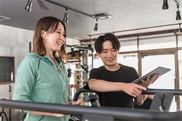 低酸素空間では、30分で2時間分の運動効果。歩いてるだけでも汗が出てきます