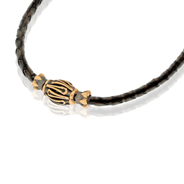 Geknüpftes Ledercollier mit Gremlin Schloss in Rotgold, aus der Männerschmuck Kollektion Gremlin von der Goldschmiede OBSESSION in Zürich und Wetzikon.