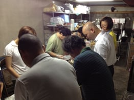 Kさんも一緒におにぎりを握ります