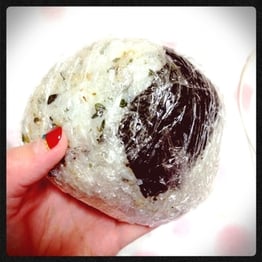 おにぎりを握ること、手を握ること