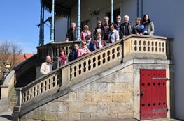Personengruppe auf Außentreppe posierend für Foto