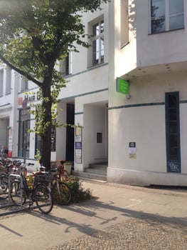 Eingang in der Anklamer Straße 38 in Berlin Mitte. Heilpraktiker für Osteopathie, Chiropraktik und Vitamin C Infusion.