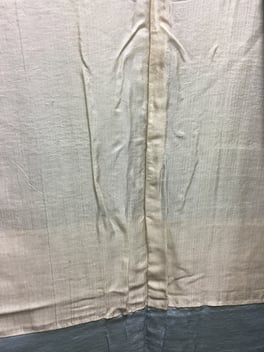 長年タンスにしまいっぱなしで送られてきた、表地の縮んだ正絹着物を裏地から見た画像～空気で縮むのがわかりやすい例～