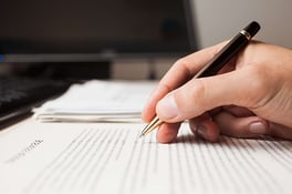 hand mit stift auf papier