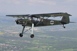Der Fieseler Storch bei seinem gemächlichen Flug.