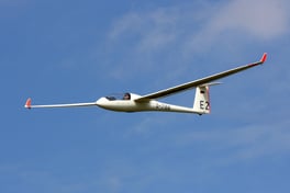 Elegant, ästhetisch und lautlos: unser Discus im schnellen Vorbeiflug (Foto: Henk Wadmann)