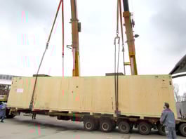 Verladung einer 55 Tonnen Kiste mit 14m Länge