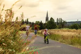 Frau, Mann, Kind mit Fahrrad am Elberadweg