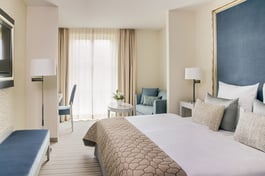 Hotelzimmer mit einem Doppelbett