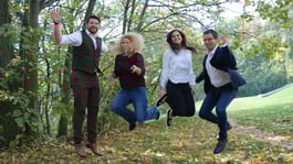 Vier springende Menschen