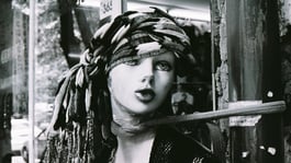 Schaufensterpuppe festgebunden