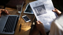 Zeitung, Laptop, Smartphone