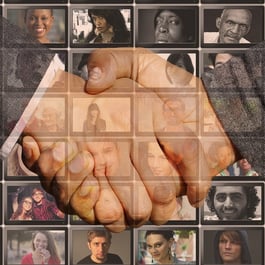 serrer la main avec photos de nombreuses personnes 