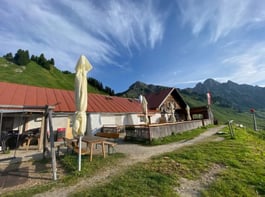 Große Sonnenterrasse der Lechaschauer Alm